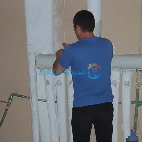 عزل مواسير الصرف الصحي في عمارة سكنية بجدة
