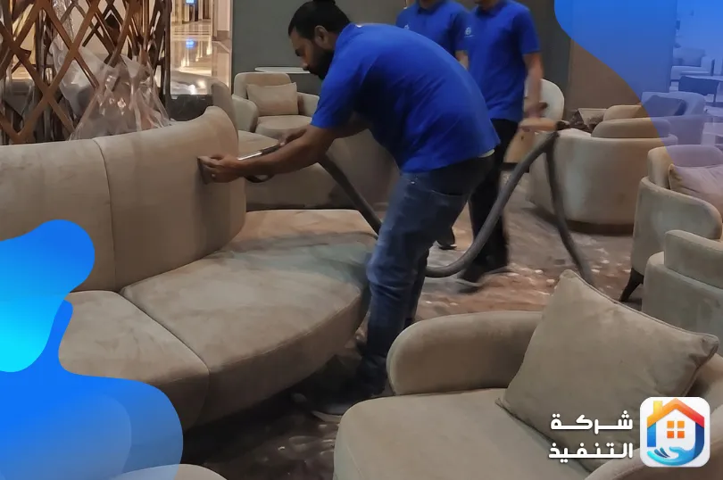 فريق شركة التنفيذ يغسل كنب وكراسي صالة ضيافة واسعة بأجهزة الشفط، خدمة غسيل مجالس بالرياض